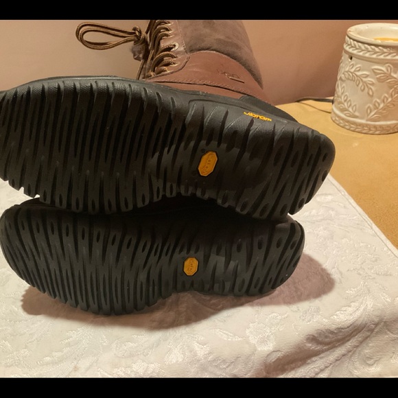 LNWOT UGG Adirondack III Waterproof - Picture 7 of 9